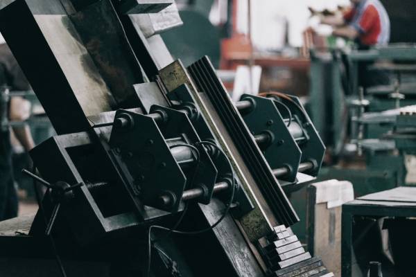 Optimierte Fertigungsanlagen für maximale Produktivität Nahaufnahme einer Produktionsmaschine in einer Fertigungsanlage, umgeben von industriellem Ambiente.