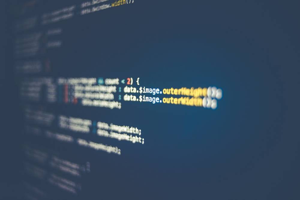 softwareentwicklung-programmierung-code-automatisierung Nahaufnahme von Code auf einem Bildschirm, der Softwareentwicklung und Programmierung für Automatisierungslösungen symbolisiert.