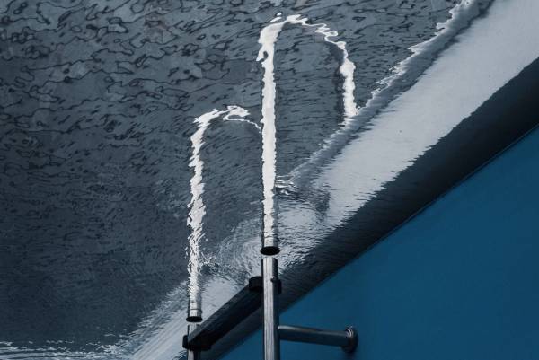 Innovative Lösungen für die Wassertechnik Wasserstrahlen aus Metallrohren in einer industriellen Wasseraufbereitungsanlage.
